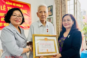 Phó Bí thư Thành ủy, Chủ tịch HĐND TPHCM Nguyễn Thị Lệ trao Huy hiệu 75 năm tuổi Đảng cho đồng chí Phan Công Thừa. Ảnh: CHÍ THẠCH