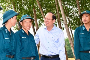 Phó Bí thư Thường trực Thành ủy TPHCM Nguyễn Hồ Hải ân cần thăm hỏi, động viên các chiến sĩ mới tại Sư đoàn Phòng không 367. Ảnh: VIỆT DŨNG