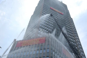 Diễn tập chữa cháy tại tòa nhà Vietcombank Tower