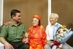 Trung tướng Lê Hồng Nam, Giám đốc Công an TPHCM ân cần thăm hỏi sức khỏe cụ Nguyễn Thị Cam