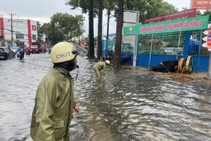 CSGT TP Thủ Đức lấy rác, khơi thông miệng cống trong cơn mưa lớn 