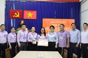 Chủ tịch UBND quận 5 Trương Minh Kiều trao khen thưởng đột xuất cho UBND phường 4 vì có thành tích xuất sắc trong công tác số hóa hồ sơ giải quyết TTHC.