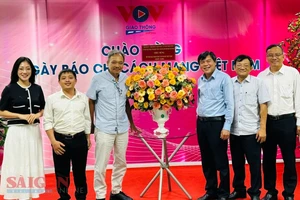 Phó Trưởng Ban Tuyên giáo Thành ủy TPHCM Tăng Hữu Phong thăm, chúc mừng Kênh VOV giao thông - Đài Tiếng nói Việt Nam.