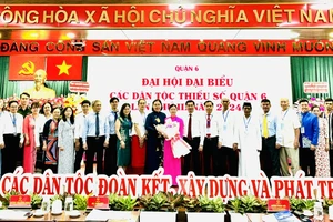 Phó Chủ tịch UBND TPHCM Dương Ngọc Hải cùng lãnh đạo quận 11 chúc mừng đại biểu tham dự Đại hội đại biểu các dân tộc thiểu số quận 6 lần thứ III năm 2024.