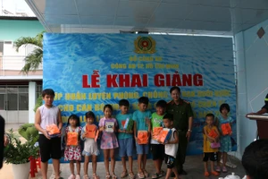 Lãnh đạo Công an TPHCM tặng phao nổi, kính bơi cho các em nhỏ trang bị trong lớp huấn luyện