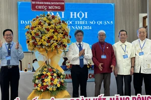 Lãnh đạo TPHCM tặng hoa chúc mừng Đại hội đại biểu các dân tộc thiểu số quận 5 lần thứ III - năm 2024.