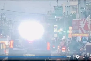 Hình ảnh xe ô tô lắp đèn “siêu sáng” đi trên đường phố TPHCM. Ảnh cắt từ clip