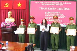 Lãnh đạo quận 5 trao khen thưởng cho các tập thể, cá nhân Công an quận 5