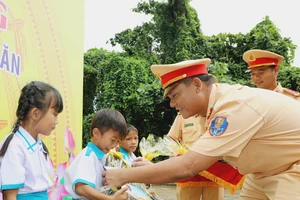 Trao quà, học bổng cho các em học sinh có hoàn cảnh khó khăn