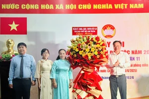 Thiếu tướng Mai Hoàng, Thành ủy viên, Phó Giám đốc Công an TPHCM tặng hoa chúc mừng Ban Công tác Mặt trận khu phố 5 (phường 10 quận 11). Ảnh: CHÍ THẠCH