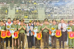 Lãnh đạo TPHCM, Bộ Công an, Công an TPHCM tặng hoa cho các đoàn tham dự Đại hội khỏe “Vì an ninh Tổ quốc” ở TPHCM