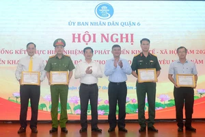 Phó Chủ tịch Thường trực UBND TPHCM Dương Ngọc Hải cùng lãnh đạo quận 6 trao tặng bằng khen cho các cá nhân có thành tích xuất sắc