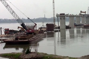 Cầu Việt Trì- Ba Vì đang thi công
