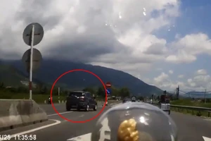 Xe ô tô đi ngược chiều gây tai nạn (ảnh cắt từ clip)