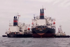 Bơm chuyển tải hoá chất từ tàu mắc cạn sang tàu khác.