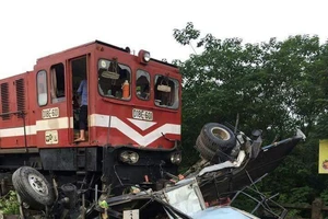  VIDEO: Ô tô băng ẩu qua đường ray, bị tàu hỏa tông nát