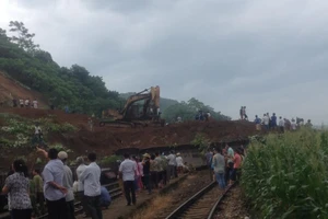 Khắc phục đất đá sạt lở trên tuyến đường sắt Hà Nội - Lào Cai