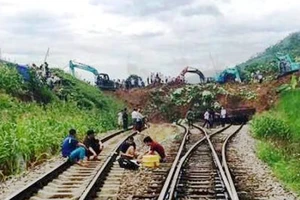 Sạt lở đất tại ga Lâm Giang (Yên Bái) làm tê liệt đường sắt tuyến Hà Nội - Lào Cai. Ảnh: NDĐT