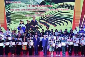 Lễ tuyên dương 161 học sinh dân tộc thiểu số 2017