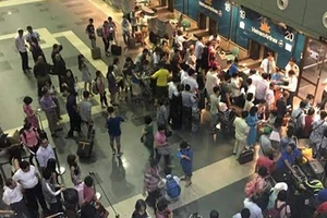 Hành khách làm thủ tục tại sân bay quốc tế Nội Bài