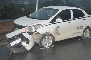 Chiếc ô tô 4 chỗ mất lái đâm tử vong 5 công nhân cầu đường tại Hà Giang