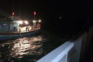 Lực lượng cứu nạn hàng hải tiếp cận tàu cá NA 90123 Ts