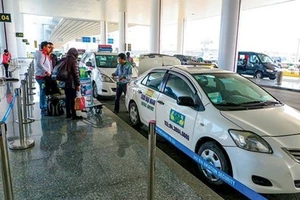 Bộ GTVT bác đề xuất dừng thu phí ô tô ra vào sân bay 