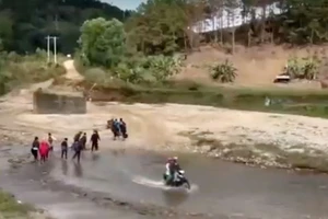 Cầu Đăk Pam sập 8 năm không sửa khiến người dân vất vả lội suối đi lại. Nguồn: ảnh chụp từ video của VTV 