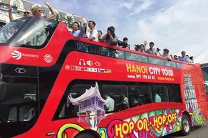 Xe buýt 2 tầng bắt đầu phục vụ du khách tại Hà Nội