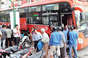 Xe khách Công ty Phương Trang chạy tuyến Bến xe miền Tây - Bến xe Mũi Né dừng trên đường Đề Thám, quận 1 cho khách xuống xe. Ảnh: CAO THĂNG