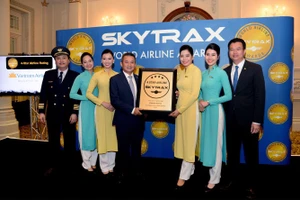 Lãnh đạo Tổng công ty Hàng không Việt Nam nhận chứng chỉ Hãng hàng không quốc tế 4 sao