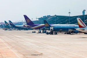 Phế thải rơi vãi uy hiếp an toàn bay tại sân bay Nội Bài