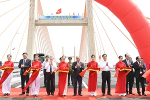 Thủ tướng Nguyễn Xuân Phúc phát lệnh thông xe cao tốc Hạ Long- Hải Phòng