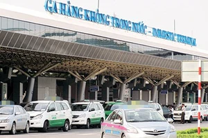 Taxi đón khách tại sân bay Tân Sơn Nhất