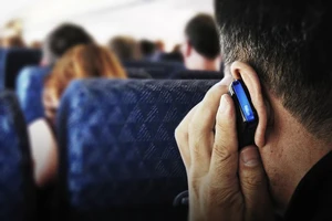 Chấn chỉnh việc sử dụng điện thoại khi máy bay cất hạ cánh