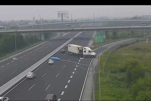 Xe container đi ngược chiều trên cao tốc (ảnh cắt từ clip)