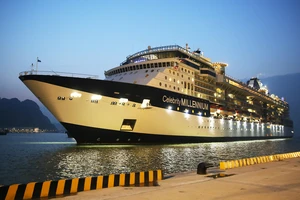 Tàu khách đầu tiên cập cảng tàu khách quốc tế Hạ Long