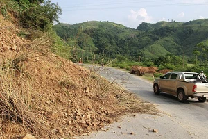 Sụt trượt đất đá trên nhiều tuyến đường gây cản trở giao thông