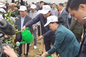 Chủ tịch Quốc hội Nguyễn Thị Kim Ngân tham gia trồng cây 