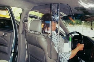 Vách ngăn tài xế và hành khách trên taxi