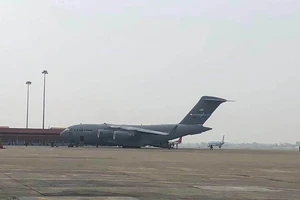 May bay vận tải hạng nặng chở đồ dùng, phương tiện phục vụ Tổng thống Mỹ hạ cánh tại Nội Bài
