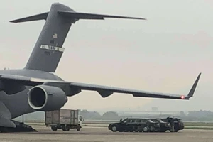 Máy bay C-17 chở xe Cadillac One của Tổng thống Mỹ hạ cánh tại Nội Bài