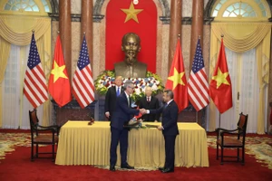 Đại diện Vietnam Airlines và đại diện Tập đoàn Sabre ký kết thỏa thuận trước sự chứng kiến của Tổng Bí Thư, Chủ tịch Nước Nguyễn Phú Trọng và Tổng thống Donald Trump