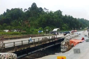 Cầu Ngòi Thủ chưa được sửa chữa sau 7 tháng xảy ra sự cố
