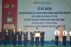 Thủ tướng Chính phủ Nguyễn Xuân Phúc trao Huân chương Độc lập hạng Nhì cho Đoàn bay 919. Ảnh: VGP