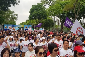 Hàng ngàn người tham gia đi bộ quanh Hồ Hoàn Kiếm sáng 12-5-2019