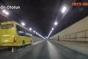 Xe khách chạy ngược chiều trong hầm Hải Vân với tốc độ cao, hình ảnh được camera hành trình của một xe ô tô chạy cùng chiều ghi lại. Ảnh: MXH 