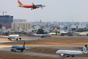 Máy bay xếp hàng chờ cất cánh tại Cảng hàng không Quốc tế Tân Sơn Nhất