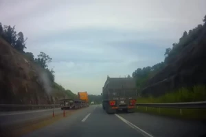 Xe container đi ngược chiều trên cao tốc Nội Bài - Lào Cai (Hình ảnh cắt từ clip)