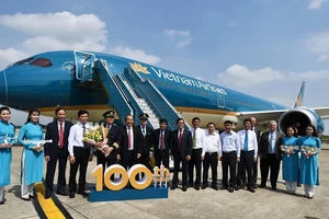 Phó thủ tướng Trương Hòa Bình chúc mừng chiếc máy bay thứ 100 của Vietnam Airlines